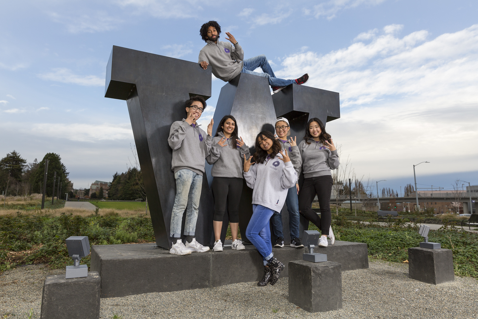 Students pose for a photo on the bronze W statue
